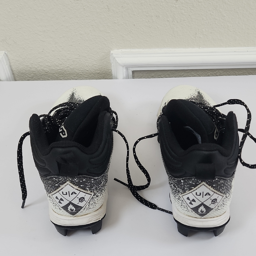 Under Armour Locked Down Kids' Black and White Foot Ball Cleat Sneaker Size 3.5Y - Picture 2 of 11